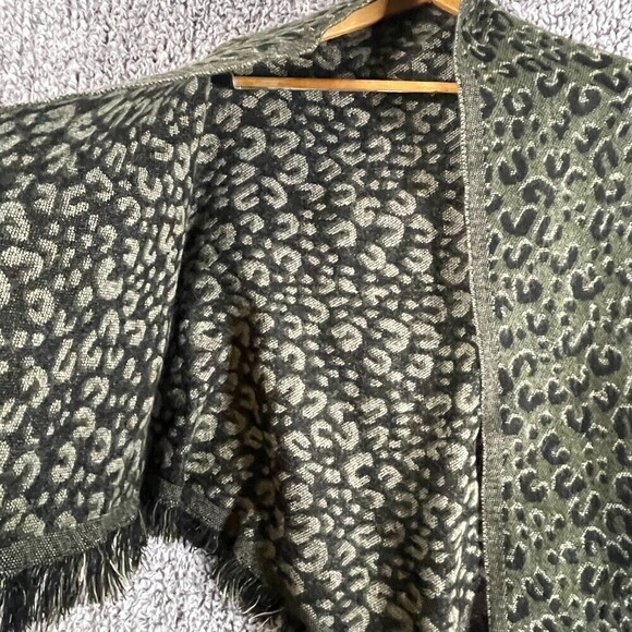 DAVID and Young Women's Triangle Scarf Green and Black Animal Print with Fringe - Picture 4 of 8